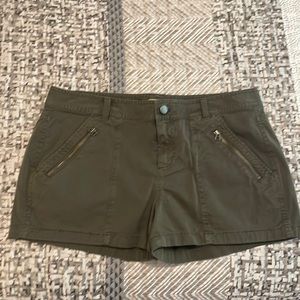 Hinge Womens  green shorts size 10